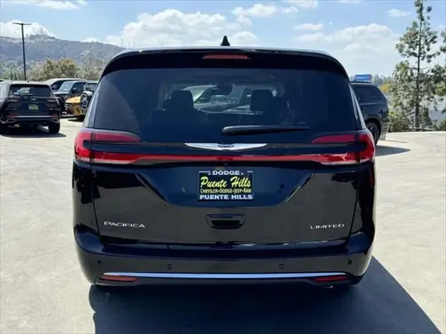 Diamond Black Crystal Pearl-Coat Exterior Paint 2024 Chrysler Pacifica Limited
