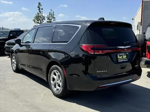 Diamond Black Crystal Pearl-Coat Exterior Paint 2024 Chrysler Pacifica Limited