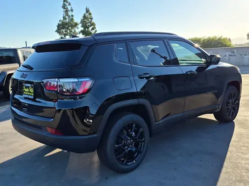 Diamond Black Crystal Pearl-Coat Exterior Paint 2026 Jeep Compass Latitude Altitude