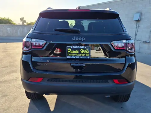 Diamond Black Crystal Pearl-Coat Exterior Paint 2026 Jeep Compass Latitude Altitude