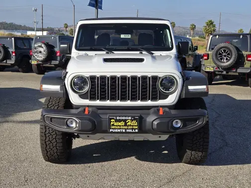 Bright White Clear-Coat Exterior Paint 2026 Jeep Gladiator Mojave