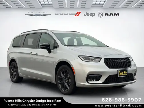 Silver Mist Clear-Coat Exterior Paint 2026 Chrysler Pacifica Limited