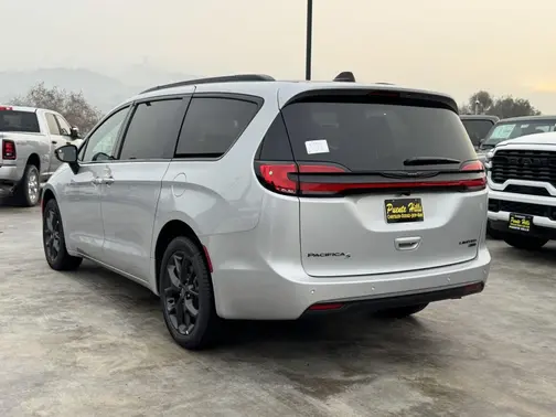Silver Mist Clear-Coat Exterior Paint 2026 Chrysler Pacifica Limited