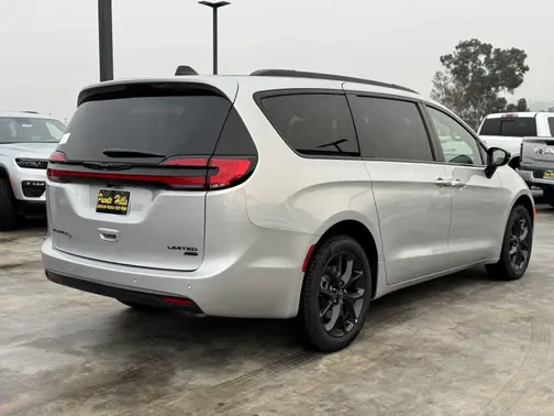Silver Mist Clear-Coat Exterior Paint 2026 Chrysler Pacifica Limited