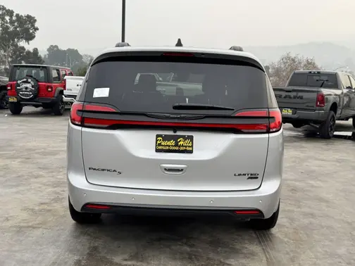 Silver Mist Clear-Coat Exterior Paint 2026 Chrysler Pacifica Limited