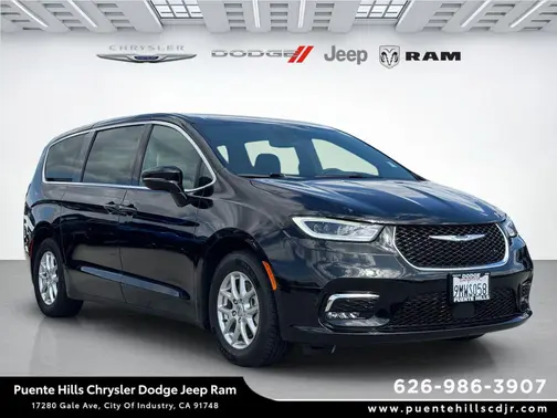 Diamond Black Crystal Pearlcoat 2024 Chrysler Pacifica Touring