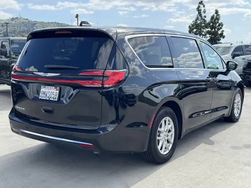 Diamond Black Crystal Pearlcoat 2024 Chrysler Pacifica Touring