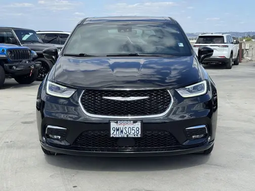 Diamond Black Crystal Pearlcoat 2024 Chrysler Pacifica Touring