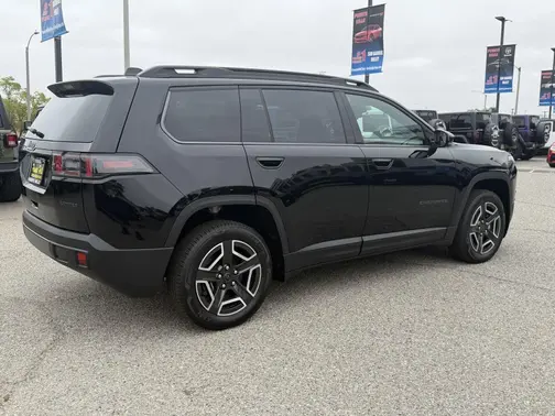 Diamond Black Crystal Pearl-Coat Exterior Paint 2026 Jeep Cherokee Limited