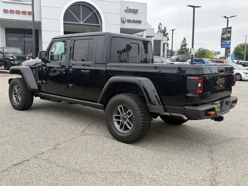 Black Clear-Coat Exterior Paint 2026 Jeep Gladiator Mojave