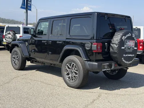 Black Clear-Coat Exterior Paint 2026 Jeep Wrangler Sahara