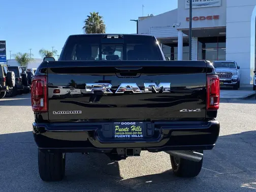 Diamond Black Crystal Pearl-Coat Exterior Paint 2026 RAM 2500 Laramie