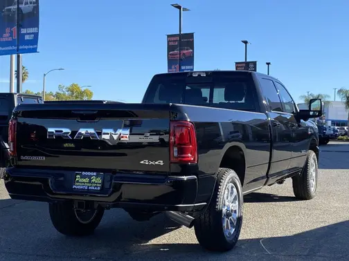 Diamond Black Crystal Pearl-Coat Exterior Paint 2026 RAM 2500 Laramie