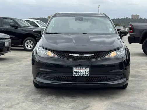 Brilliant Black Crystal Pearlcoat 2023 Chrysler Voyager LX