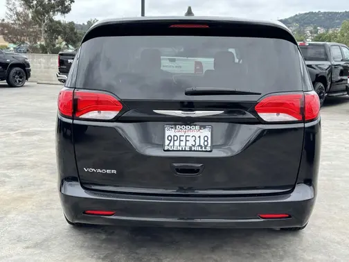 Brilliant Black Crystal Pearlcoat 2023 Chrysler Voyager LX