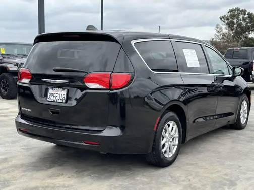 Brilliant Black Crystal Pearlcoat 2023 Chrysler Voyager LX