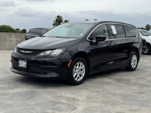 Brilliant Black Crystal Pearlcoat 2023 Chrysler Voyager LX