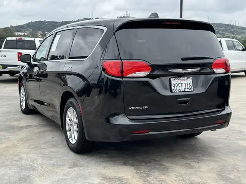 Brilliant Black Crystal Pearlcoat 2023 Chrysler Voyager LX
