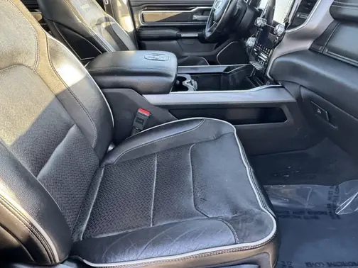 Diamond Black Crystal Pearlcoat 2022 RAM 1500 Laramie