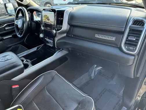 Diamond Black Crystal Pearlcoat 2022 RAM 1500 Laramie