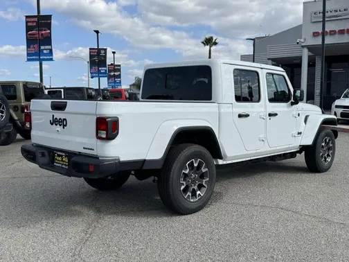 Bright White Clear-Coat Exterior Paint 2026 Jeep Gladiator Sahara