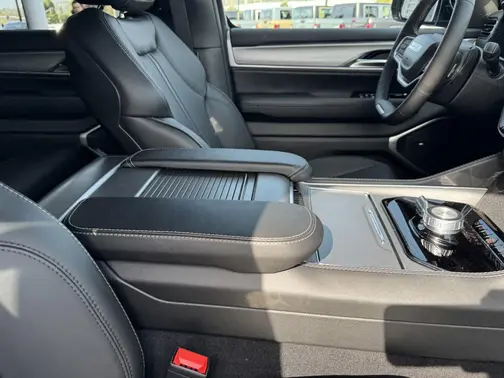 High Gloss Black Exterior Paint 2026 Jeep Grand Wagoneer BASE