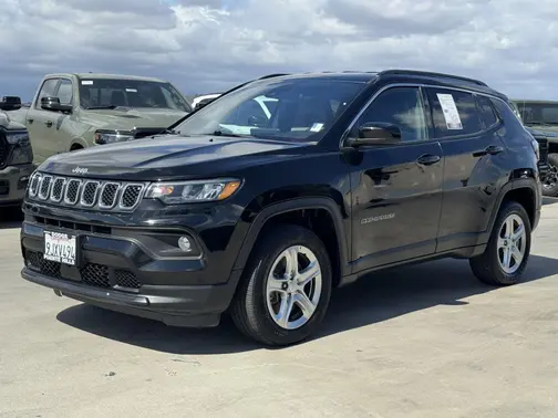 Diamond Black Crystal Pearlcoat 2023 Jeep Compass Latitude