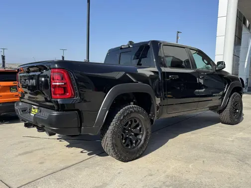 Diamond Black Crystal Pearl-Coat Exterior Paint 2026 RAM 1500 RHO