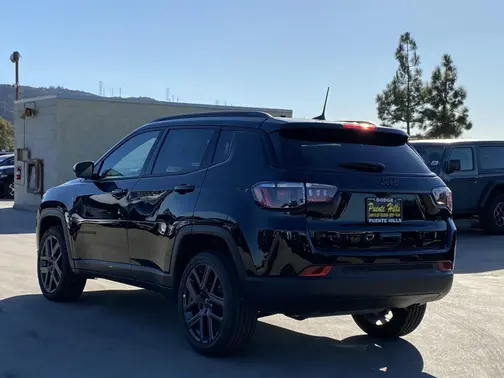 Diamond Black Crystal Pearl-Coat Exterior Paint 2026 Jeep Compass LIMI