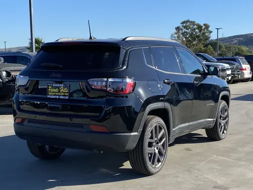Diamond Black Crystal Pearl-Coat Exterior Paint 2026 Jeep Compass LIMI
