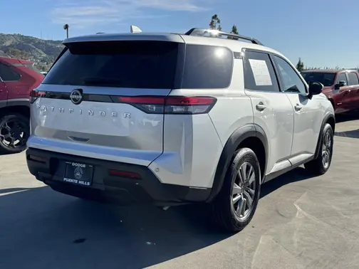 2025 Nissan Pathfinder SV