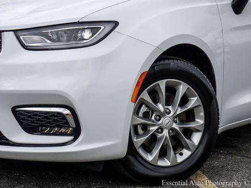 Bright White Clearcoat 2026 Chrysler Pacifica Limited