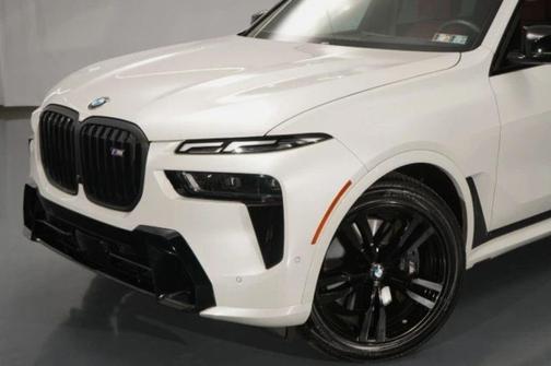 Mineral White Metallic 2025 BMW X7 M60i