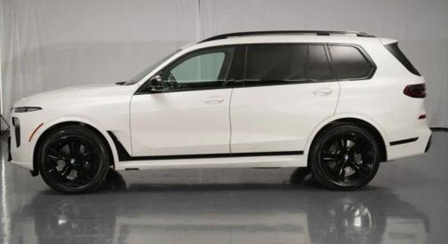Mineral White Metallic 2025 BMW X7 M60i