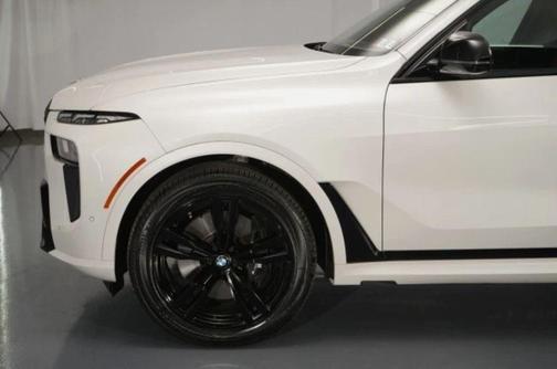 Mineral White Metallic 2025 BMW X7 M60i
