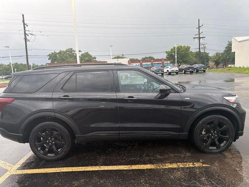 Agate Black Metallic 2022 Ford Explorer ST-Line
