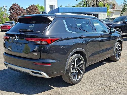 Black Diamond 2022 Mitsubishi Outlander SEL S-AWC