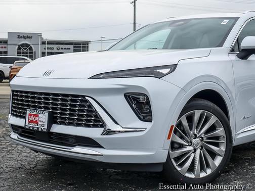 Iridescent White Tricoat 2026 Buick Envision Avenir AWD