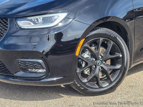 Diamond Black Crystal Pearlcoat 2025 Chrysler Pacifica Limited