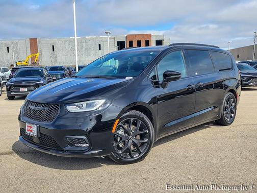 Diamond Black Crystal Pearlcoat 2025 Chrysler Pacifica Limited