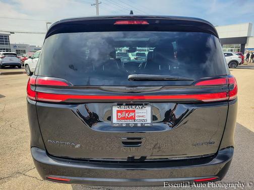 Diamond Black Crystal Pearlcoat 2025 Chrysler Pacifica Limited