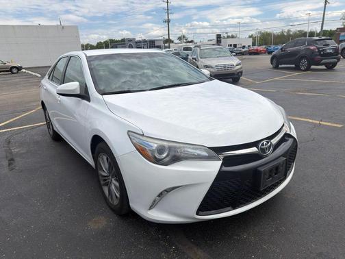 Super White 2016 Toyota Camry SE