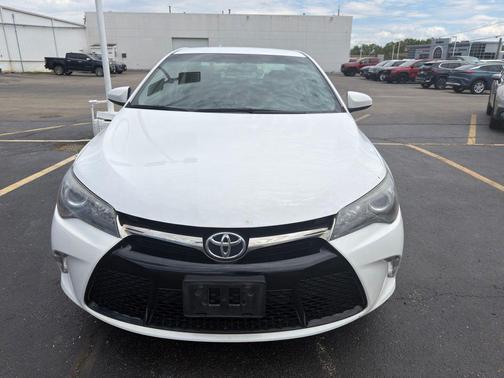Super White 2016 Toyota Camry SE