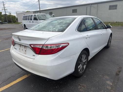 Super White 2016 Toyota Camry SE