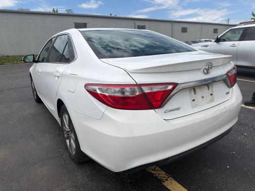 Super White 2016 Toyota Camry SE