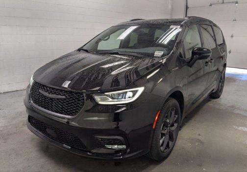 Diamond Black Crystal Pearlcoat 2026 Chrysler Pacifica Limited