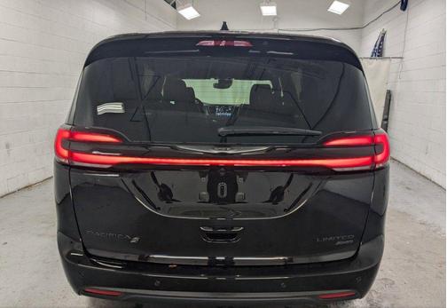 Diamond Black Crystal Pearlcoat 2026 Chrysler Pacifica Limited