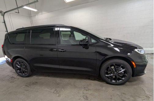 Diamond Black Crystal Pearlcoat 2026 Chrysler Pacifica Limited