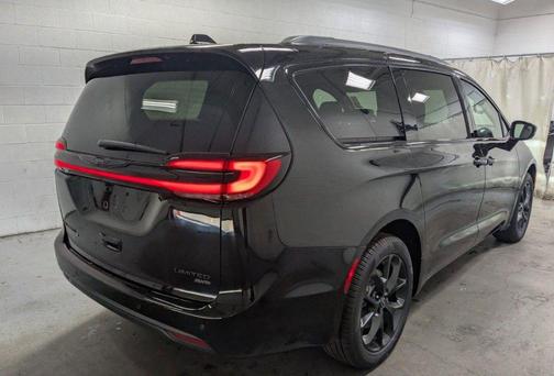 Diamond Black Crystal Pearlcoat 2026 Chrysler Pacifica Limited