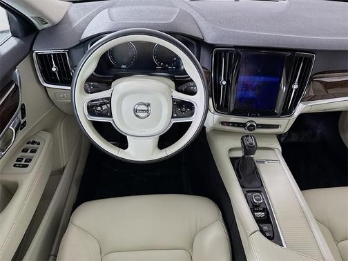 2017 Volvo S90 T6 Momentum